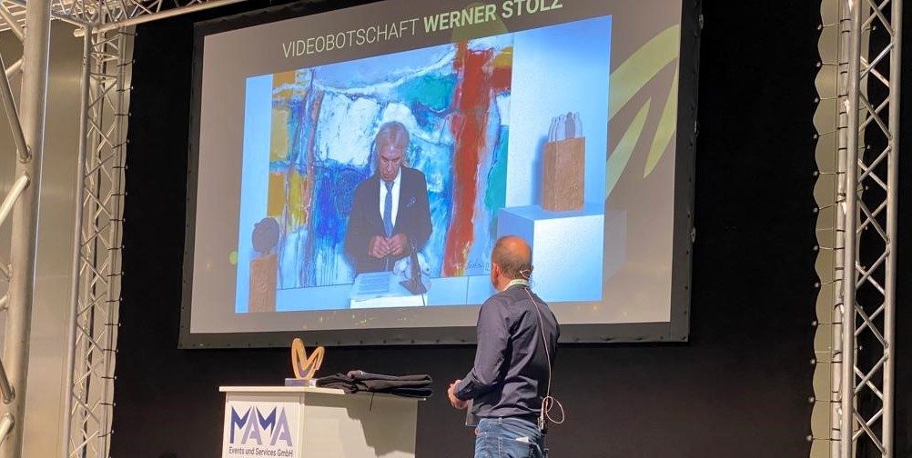 Werner Stolz bedankte sich per Videobotschaft bei dem Kuratorium und den Gästen der Preisverleihung in Wiesbaden.